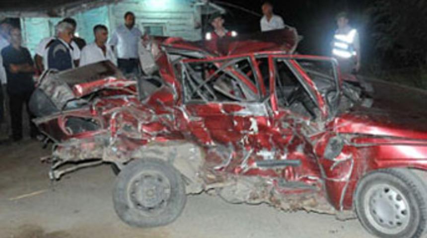 Minib&uuml;s otomobile &ccedil;arptı; 2 &ouml;l&uuml;, 5 yaralı