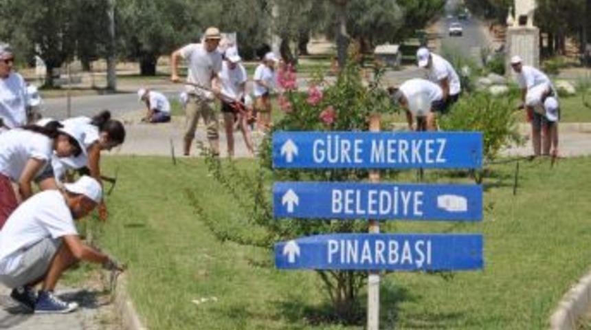 UNESCO'nun g&ouml;n&uuml;ll&uuml; gen&ccedil;leri G&uuml;re'de peyzaj &ccedil;alışması yapıyor