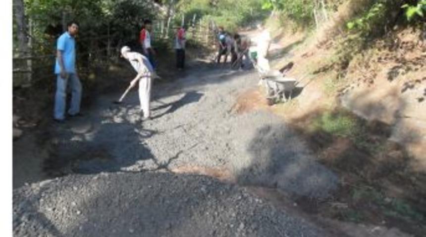 Yaylacılar kendi yollarını yaptı