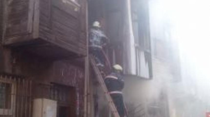 Yaşlı kadın, alevlerin arasından son anda kurtarıldı