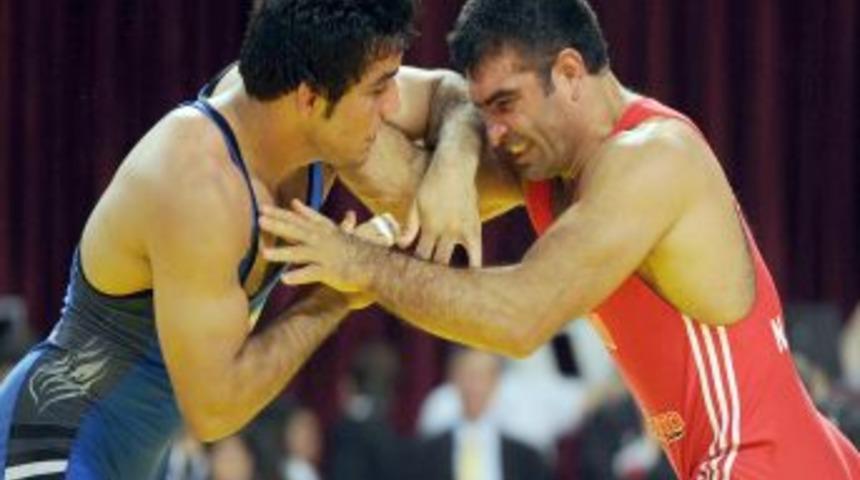 Nazmi Avluca İranlı güreşçiyi mağlup etti