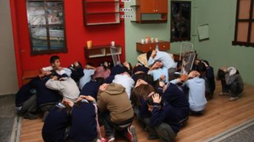 Deprem M&uuml;zesi&rsquo;nde hırsızlarla baş edilemeyince, değerli eşyalar kaldırıldı