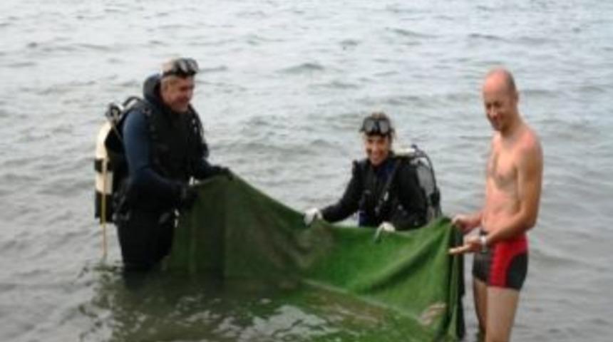 Ak&ccedil;ay&rsquo;da denizden &ccedil;ıkarılan atıklar kıyıda sergilendi