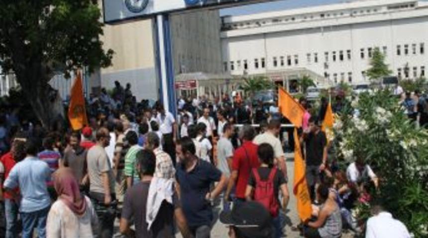 Halk Evi &uuml;yeleri, 7 ay &ouml;nce işten &ccedil;ıkarılan iş&ccedil;ilere destek i&ccedil;in eylem yaptı