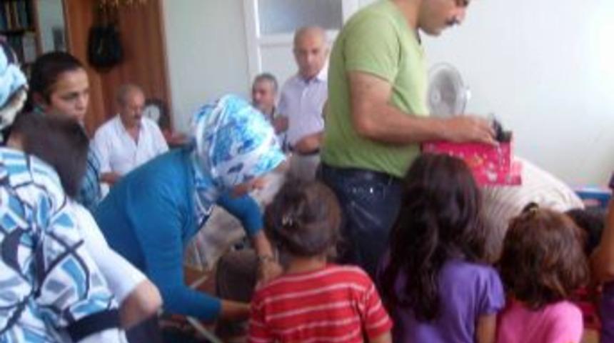 Yetim ve yoksul &ccedil;ocuklara giysi ve erzak yardımı yapıldı