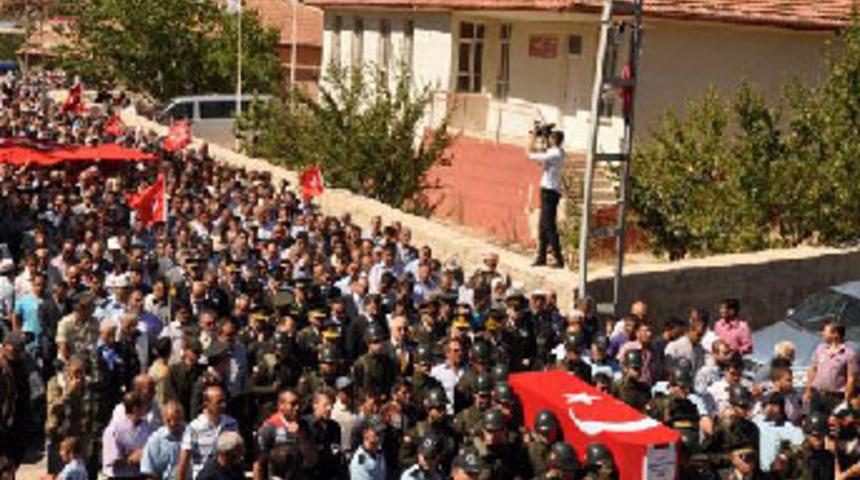 Şehit cenazesinde olaylar &ccedil;ıktı