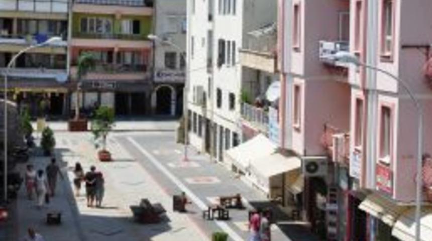 Fethiye'de su baskınları &ouml;nlendi, trafiğe kapatılan cadde tartışılıyor