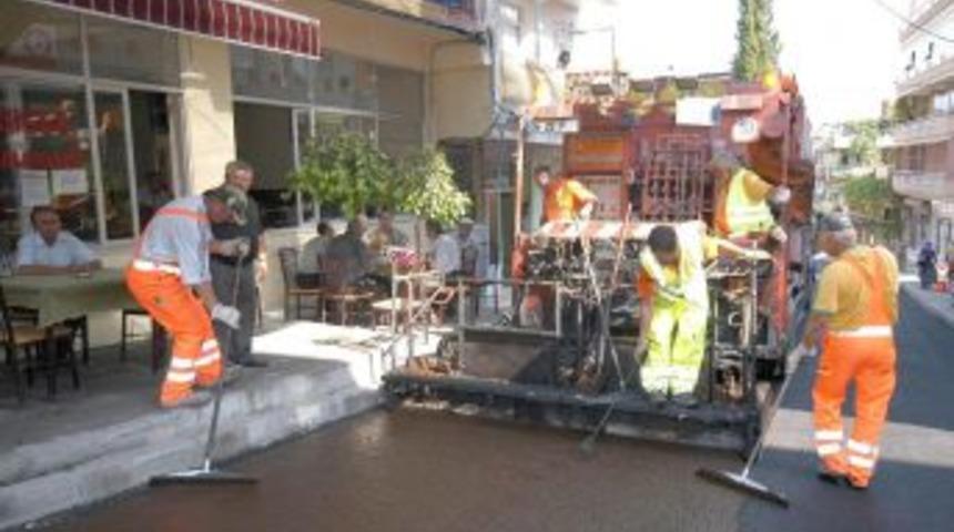 Hem oru&ccedil; tutuyor hem de 100 derecelik asfalt d&ouml;k&uuml;yorlar