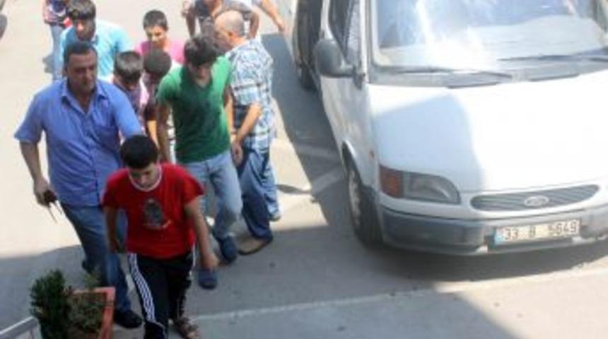 Belediye servis aracına saldıranlar &ccedil;ocuk &ccedil;ıktı