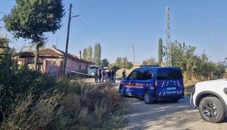 Evinin &ouml;n&uuml;nde cansız bedeni bulundu