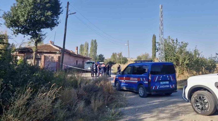 Evinin &ouml;n&uuml;nde cansız bedeni bulundu