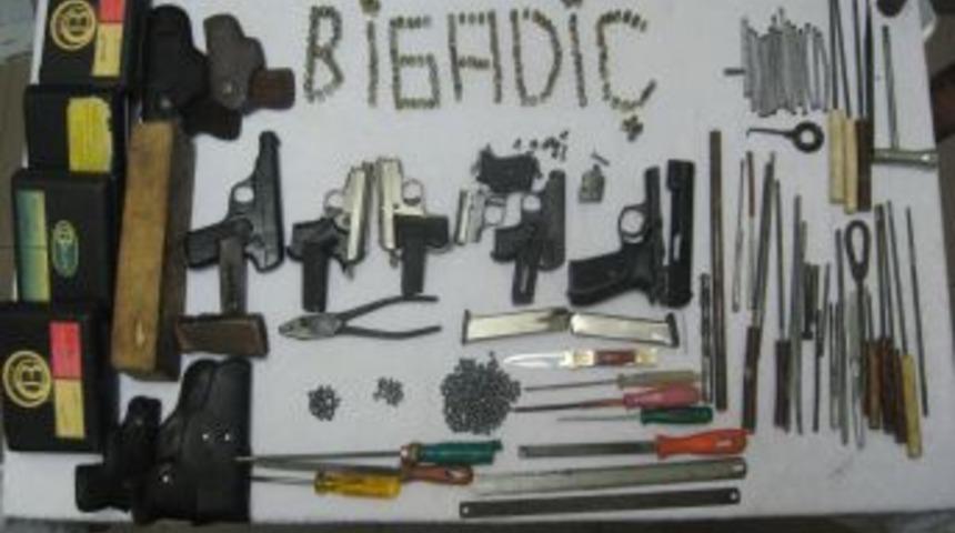 Balıkesir'de &ccedil;ok sayıda ruhsatsız tabanca ele ge&ccedil;irildi