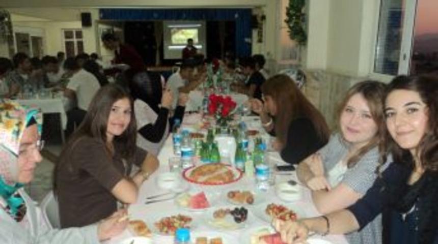 Sandıklı Koleji mezunları ve &ouml;ğretmenleri iftarda buluştu