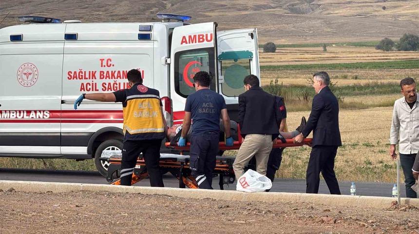 Otomobiller kavşakta &ccedil;arpıştı! 4 kişi yaralandı