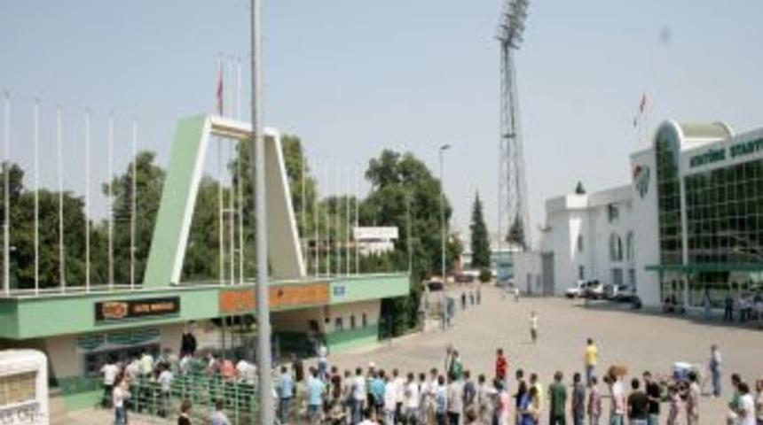 Bursasporlu taraftarlar Ramazan ve sıcak havaya rağmen biletlere akın etti