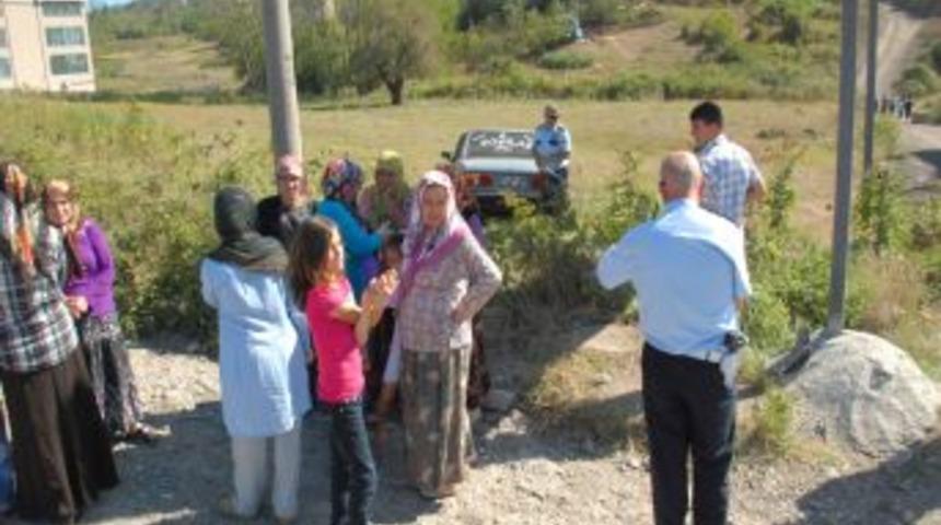 Otomobil yayalara &ccedil;arptı: 3 yaralı