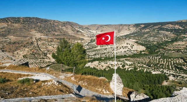 T&uuml;rk bayrağını d&uuml;zeltmek i&ccedil;in direğe tırmandı 1