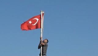 T&uuml;rk bayrağını d&uuml;zeltmek i&ccedil;in direğe tırmandı