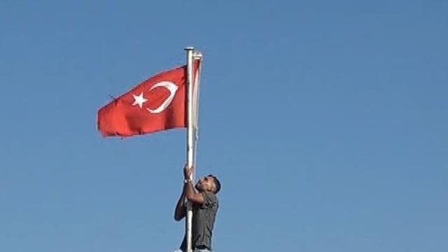 Türk bayrağını düzeltmek için direğe tırmandı