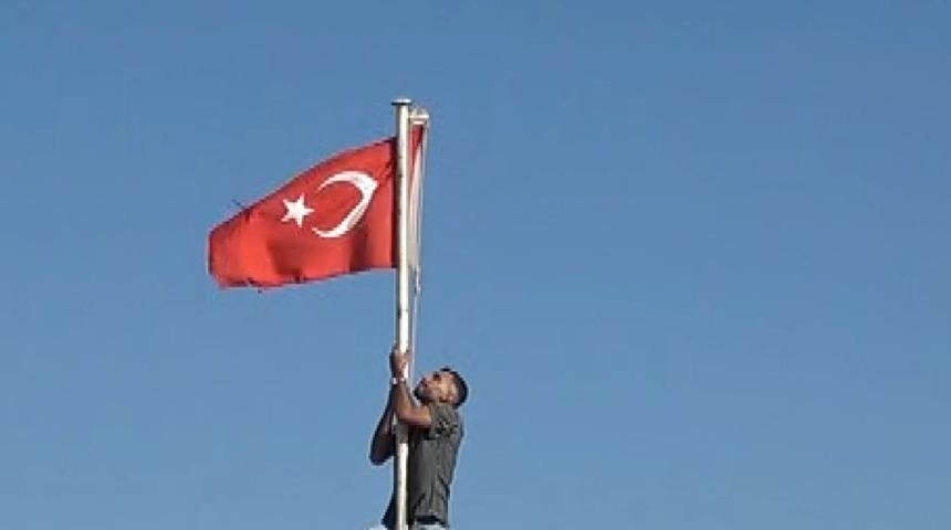 T&uuml;rk bayrağını d&uuml;zeltmek i&ccedil;in direğe tırmandı