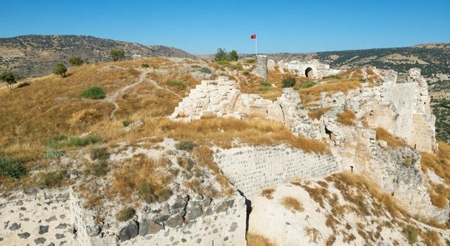 T&uuml;rk bayrağını d&uuml;zeltmek i&ccedil;in direğe tırmandı 3