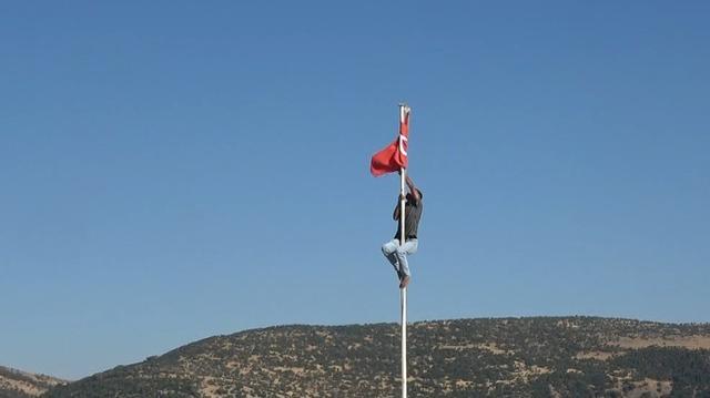 T&uuml;rk bayrağını d&uuml;zeltmek i&ccedil;in direğe tırmandı 2