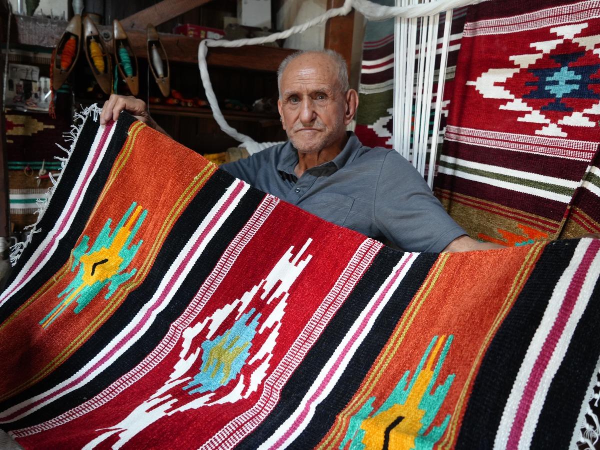 84 yaşında 3 metrekarelik dükkanda yapıp, Amerika dan Avrupa ya dünyanın her yerine satıyor! 1