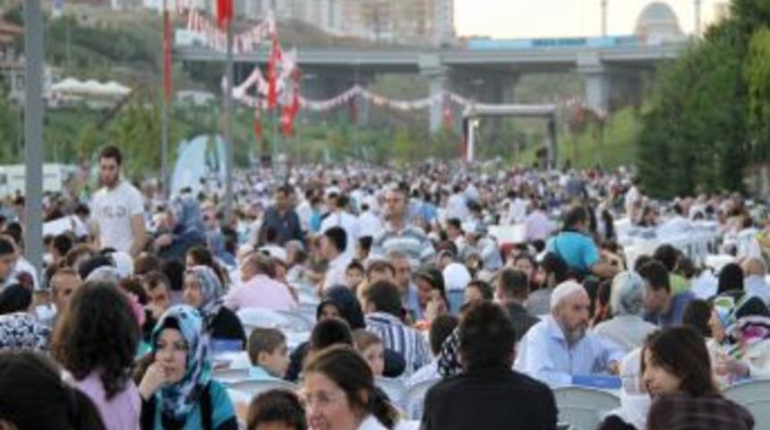 30 bin kişi aynı sofrada iftar a&ccedil;tı