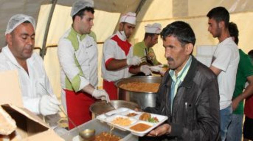 Paland&ouml;ken'deki iftar &ccedil;adırı b&ouml;lge halkını bir araya getiriyor