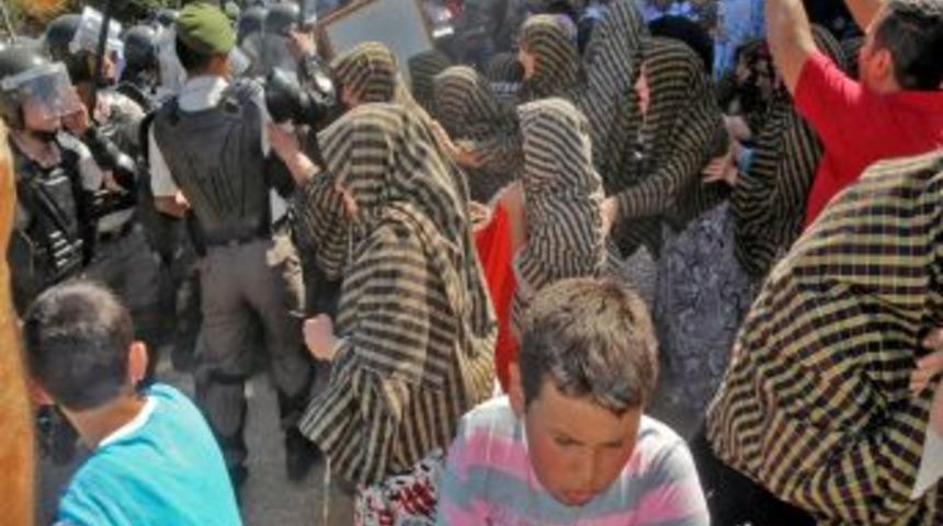 Ka&ccedil;ak yapı yıkımında arbede: 3 yaralı, 2 g&ouml;zaltı