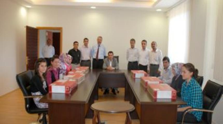 Kaymakam Tengir, başarılı &ouml;ğrencileri bilgisayarla &ouml;d&uuml;llendirdi