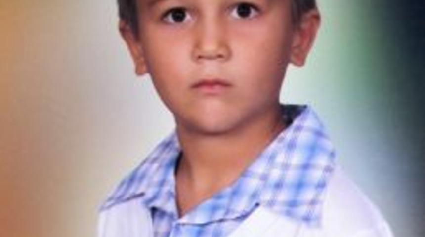 Otob&uuml;s altında kalarak can veren birinci sınıf &ouml;ğrencisi toprağa verildi