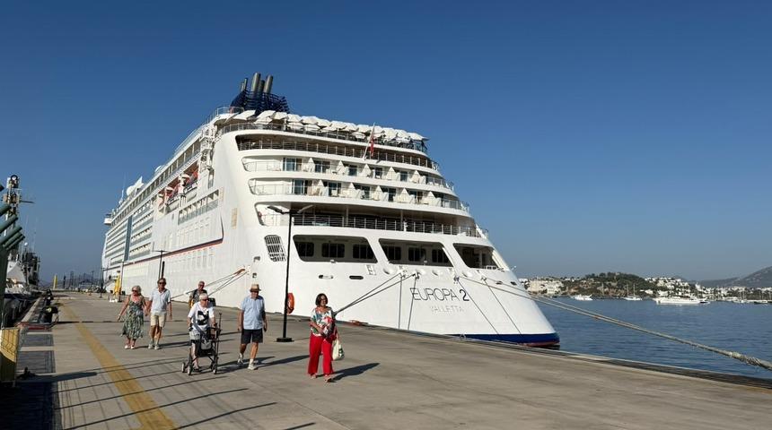 Bodrum'a "Europa 2" kruvaziyeriyle 480 turist geldi