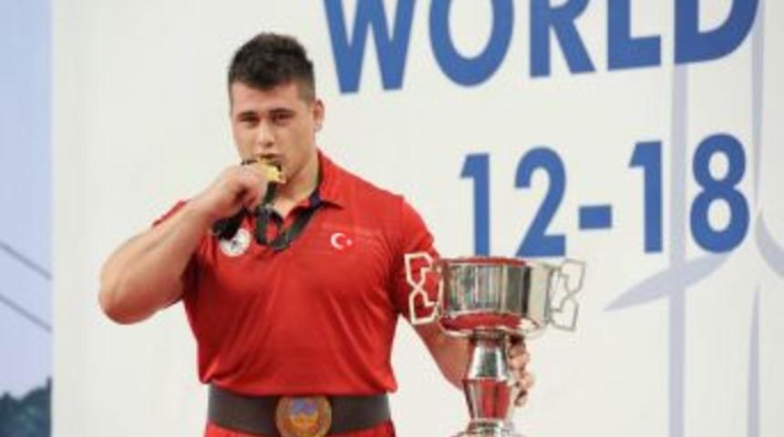 Grekoromende Rıza Kayaalp, dünya şampiyonu oldu