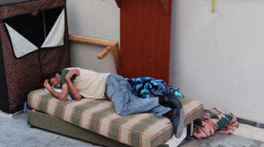 Evini kiraya verip sokakta yaşamaya başladı