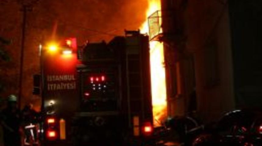 D&ouml;rt katlı ahşap bina alev alev yandı