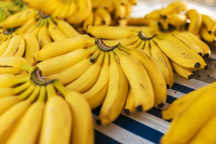 Market tezgahlarında g&ouml;rd&uuml;ğ&uuml;m&uuml;z devasa ithal muzlar genellikle hangi &uuml;lkeden geliyor?