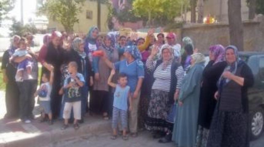 Vatandaşlar, hizmet alamadıkları CHP'li belediyeyi protesto etti