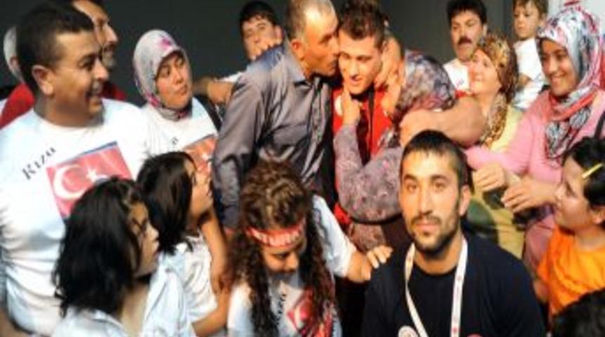 Şampiyon Kayaalp g&ouml;z&uuml;n&uuml; olimpiyat altınına dikti