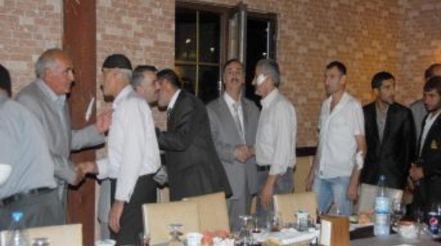 &Ccedil;ocuk y&uuml;z&uuml;nden kavga eden aileler barıştırıldı