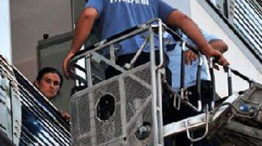 Ahmet G&ouml;k&ccedil;ek temizlik&ccedil;iyi evde unuttu