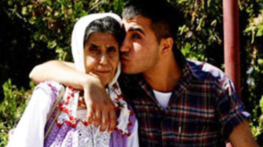 Askerden izinli geldi, annesine hayat verdi