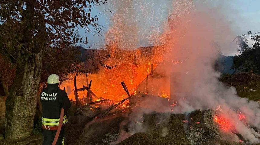 Ordu&rsquo;da metruk evde yangın