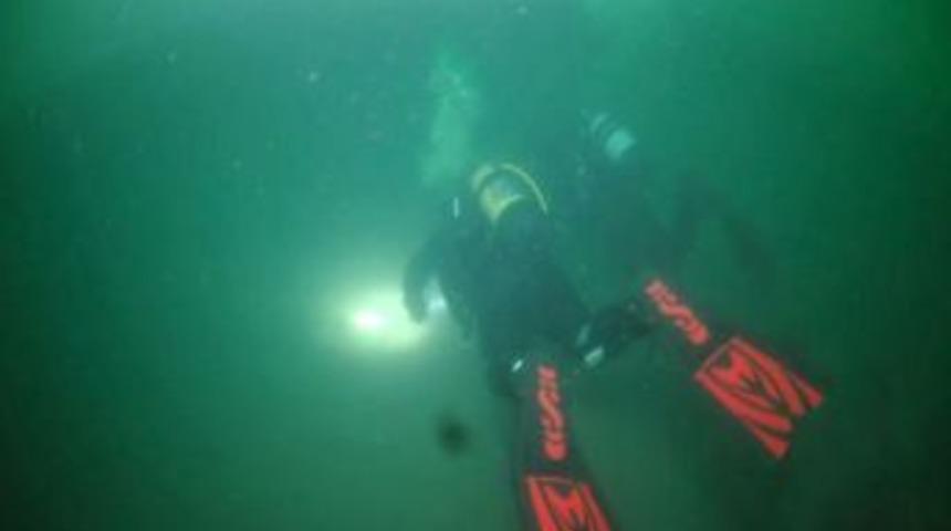 Depremde iki bacağını kaybeden dalgı&ccedil; su altında 17 Ağustos&rsquo;a yolculuk etti