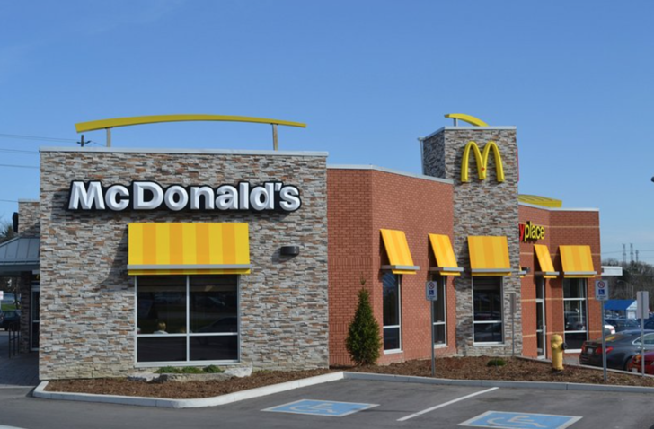 McDonald's d&uuml;nyanın en &ccedil;ok hamburger satan zincirlerinden biri olmasına rağmen şirketin asıl gelir kaynağı gıda sekt&ouml;r&uuml; değil. Bu dev marka aslında hangi işten para kazanıyor?