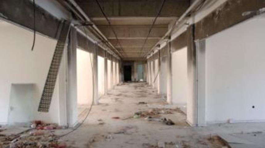 Depremzede esnaf i&ccedil;in yapılan iş yerleri sarhoşların mek&acirc;nı oldu