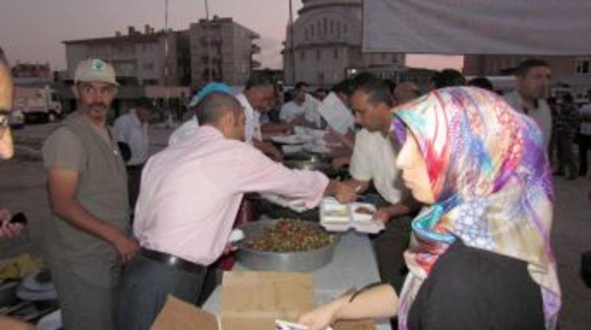 Belediyenin iftar &ccedil;adırına yoğun ilgi