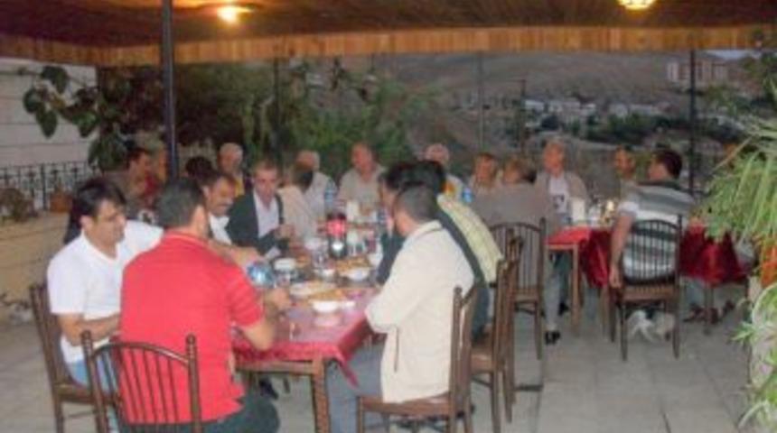 Eğitimciler, Erdemli Kalemler Derneği'nin iftarında bir araya geldi