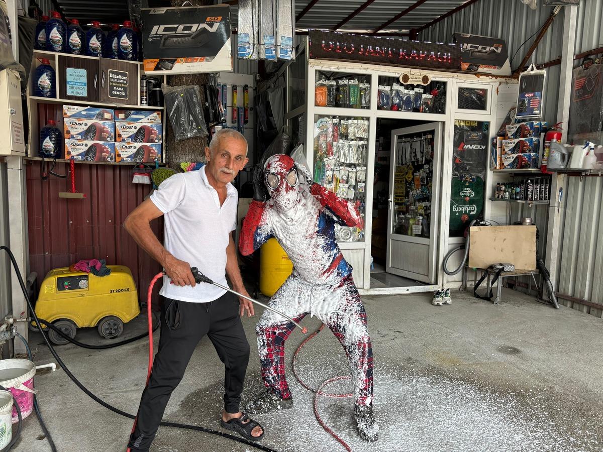 Elazığ da örümcek adamı hortumla yıkadılar 2