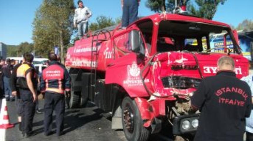 İtfaiye ara&ccedil;ları, yangın d&ouml;n&uuml;ş&uuml; kaza yaptı
